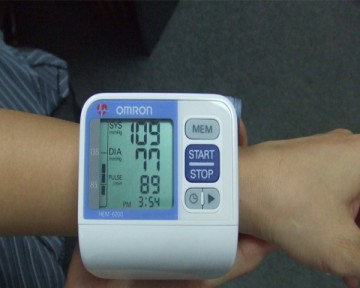 Cách sử dụng máy đo huyết áp cổ tay Omron chính xác